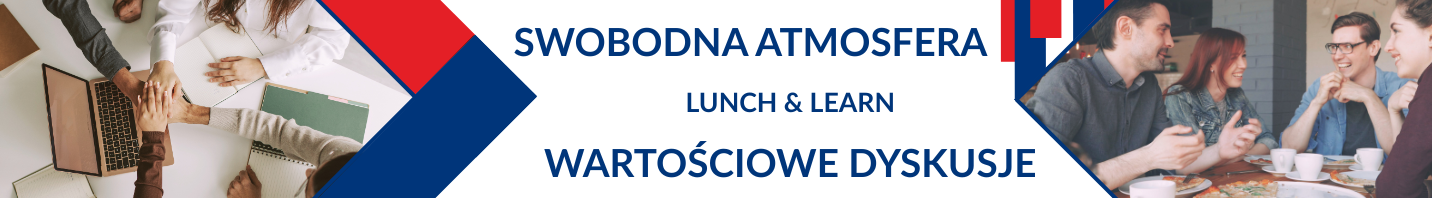 Baner z napisami w środkowej części: SWOBODNA ATMOSFERA, LUNCH & LEARN, WARTOŚCIOWE DYSKUSJE. Grafika ma symetryczną kompozycję z ukośnymi, geometrycznymi pasami w kolorach niebieskim i czerwonym, kt&oacute;re oddzielają napisy od zdjęć po bokach. Po lewej stronie widać ujęcie z g&oacute;ry na dłonie zespołu splecione we wsp&oacute;lnym geście nad biurkiem z laptopem i notesami. Po prawej stronie widać grupę uśmiechniętych os&oacute;b rozmawiających przy wsp&oacute;lnym posiłku i kawie.